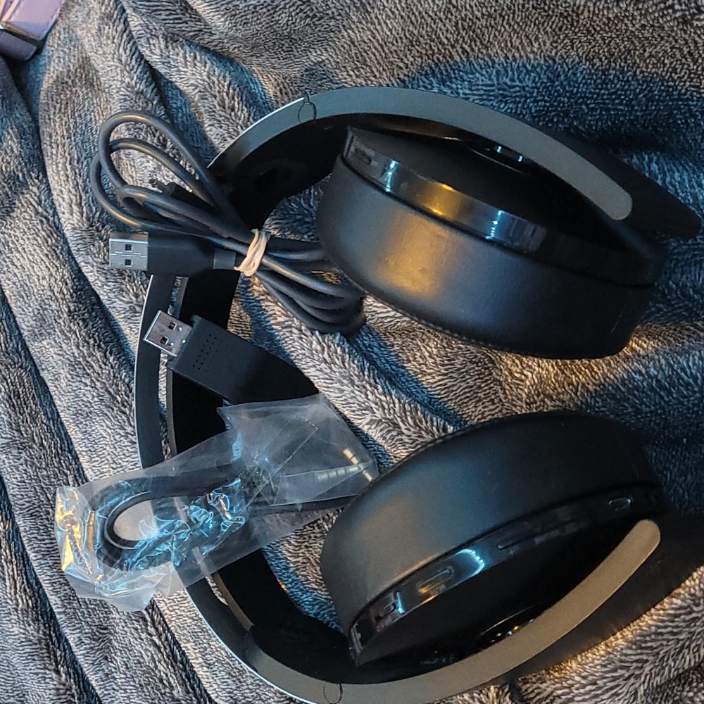Gently used PSN platinum head set